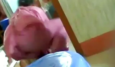 रूसी चिकन हिंदी पिक्चर फिल्म सेक्सी में कंपनी में समस्या देता है