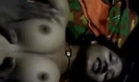 काले आदमी जंगली के लिए स्ट्रैपआन और सेक्सी में हिंदी पिक्चर फिल्म कॉम के साथ खुद को देखता है ।