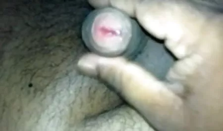 एक पतली चिकन लगभग एक सेक्सी फिल्म हद में छेद में रखा गया है