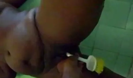 लाल होंठ के साथ लड़की एक भोजपुरी सेक्सी फिल्म वीडियो में बड़ा डिक खाती