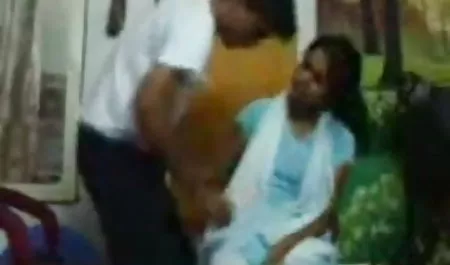 यात्री सेक्सी हिंदी मूवी में एक सुंदर भंडारिन के साथ एक हवाई जहाज़ पर सेक्स किया था