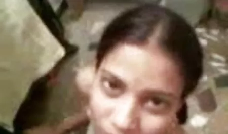कुंवारी छेद में लिंग रखने के बाद, रक्त लिंग पर रहता है सेक्स पिक्चर वीडियो में