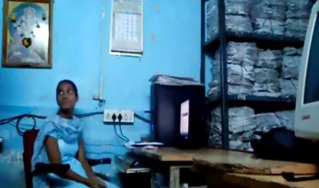 छोटे स्तन कमबख्त के साथ सेक्सी पिक्चर दिखाएं वीडियो में परिपक्व छात्र प्रबंधक