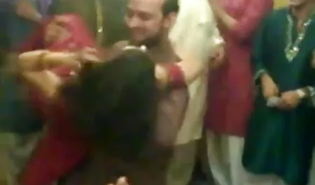 रूसी सेक्सी फिल्म सेक्स में अपने बेटे, तो उसके शरीर की मालिश
