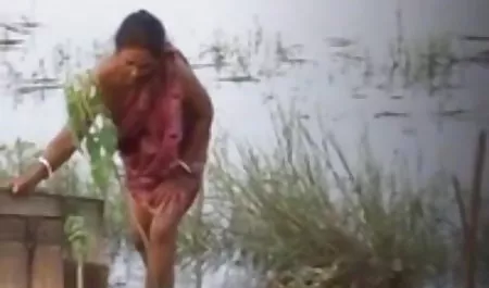 बिल्ली उसके दोस्त को उसकी सेक्सी फिल्म वीडियो में भोजपुरी बेटी को बेच दिया
