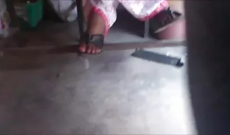 उसकी प्रेमिका के पिछवाड़े में खिलौने के सेक्सी पिक्चर दिखाएं वीडियो में साथ आदमी कैमरा खींचती
