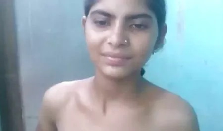 एक विदेशी पोशाक में एक आदमी लोरी सेक्सी फिल्म वीडियो में भोजपुरी शाप दिया