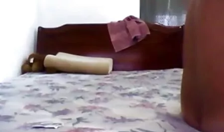 काले बालों वाली महिला समलैंगिकों सोफे पर सेक्स फिल्म बताओ वीडियो में प्यार करना