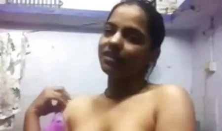 एक इंग्लिश फिल्म सेक्सी हिंदी में सर्फ पर एक खूबसूरत आदमी अपने दो दोस्तों के एक मुर्गा देता है