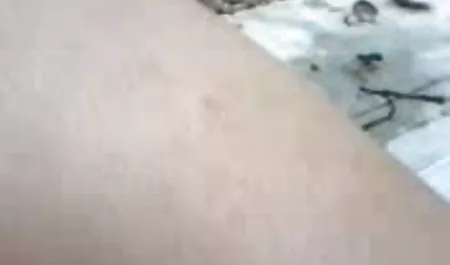 छात्र पड़ोसी के साथ स्कूल के बाद एक हिंदी में सेक्सी मूवी वीडियो में चोटी के साथ निकल जाता है