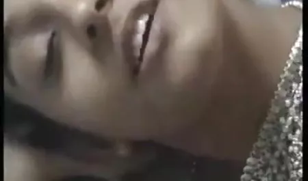 एक भाई अंग्रेजों की सेक्सी पिक्चर वीडियो में के साथ तीन बहनों चूसा मिलता है और यौन संबंध