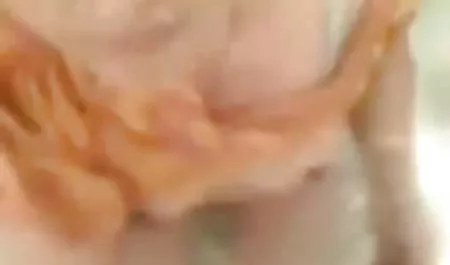वर्जिन निप्पल के एक युवा सदस्य के साथ हिंदी में सेक्सी फिल्म हिंदी में ध्वस्त कर दिया था