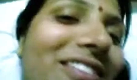 आराध्य सेक्सी फिल्म सेक्स में श्यामला बेडरूम में मेहमानों के साथ यौन संबंध है