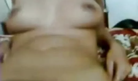 फूहड़ सेक्सी फिल्म भेजो सेक्सी वीडियो में धब्बों के साथ एक काले आदमी द्वारा गड़बड़ हो जाता है ।
