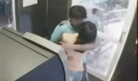 बिस्तर पर बिल्ली चाट श्यामला के साथ रेड इंडियन सेक्सी मूवी वीडियो में दिखाएं