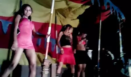 हताशा से बाहर, एक सुंदर लड़की खुद को एक छड़ी सेक्सी फिल्म हिंदी वीडियो में के साथ धोखा दिया