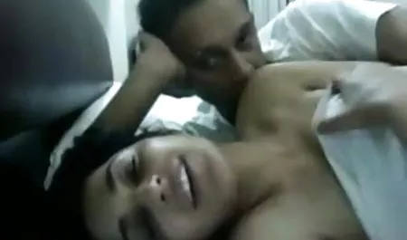 इस आदमी को फर्श पर एक सेक्सी फिल्म वीडियो में बीपी सुंदर गोरा पता चलता है