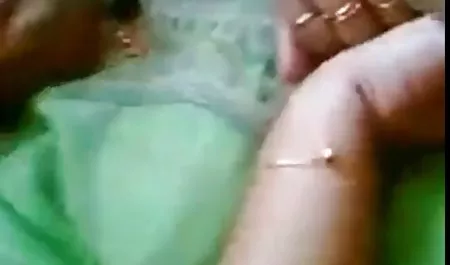 उसे सेक्सी सेक्सी फिल्म हिंदी में intrigued भाई और छोटी बहन के साथ सोफे के अंत में समाप्त हो गया उसके पेट
