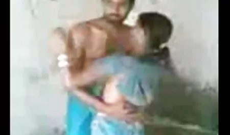 घर के पिछवाड़े में लड़का एक गुलाब हिंदी में सेक्सी मूवी वीडियो में बनाता है