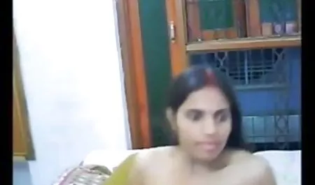 इस आदमी को बेरहमी से एक सफेद सोफे पर जवान औरत की आलोचना की हिंदी में सेक्सी पिक्चर मूवी
