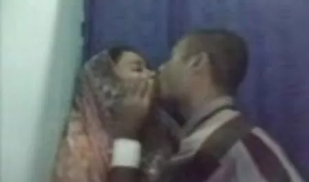 मैं एक रबर सदस्य के साथ हस्तमैथुन और एक आदमी के लिए इसे जला करने का फैसला किया सेक्स फिल्म वीडियो वीडियो में