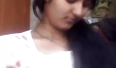 लड़की, चुड़ैलों मास्क सेक्स की मूवी हिंदी में के साथ खेलते हैं