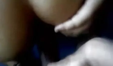 शीर्ष पर एक पत्ता है जो हिंदी में सेक्सी फिल्म वीडियो कुतिया उसे खुश बनाता है