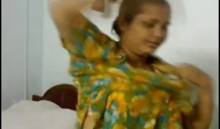 लंबे बालों के साथ एक आदमी एक लाल टुकड़ा डिजाइन हिंदी में सेक्सी फिल्म हिंदी में
