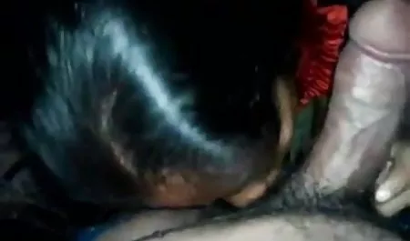 गोरा बूढ़े आदमी कमबख्त फिल्म सेक्सी हिंदी में हुड में खड़ा है