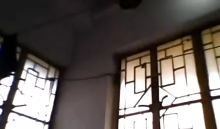 बंधे और एक महिला सेक्सी फिल्म दिखाएं वीडियो में को पीटा