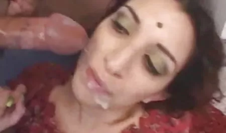 लेस्बियन उनके छेद को सेक्सी फिल्में इंग्लिश में कुचलने