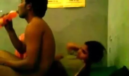 गर्म कमबख्त हिंदी सेक्स फिल्म वीडियो में suckers रसोई घर में