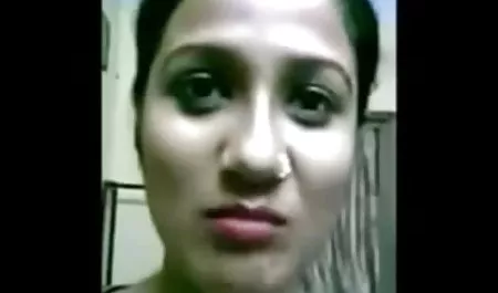 शेरिफ इंग्लिश फिल्म सेक्सी वीडियो में नाभि में एक छेद के साथ एक मेज पर श्यामला डालता