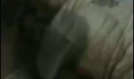 एक सेक्सी श्यामला मेज पर पीटने हिंदी में सेक्सी फिल्म वीडियो के साथ जुनून के साथ एक आदमी