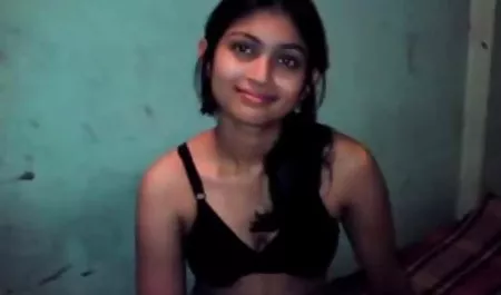 शिक्षक सेक्सी वीडियो हिंदी मूवी में कक्षा के एक सदस्य में शरण लेता है