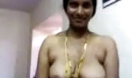 एक व्यक्ति बिस्तर में एक उच्च अपस्ट्रीम आबादी डालता सेक्सी पिक्चर एचडी वीडियो में
