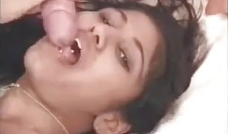 उसके हाथ पर कई टैटू है जो एक सेक्सी हिंदी में पिक्चर सुंदर कुतिया के साथ गुदा वेश्या.