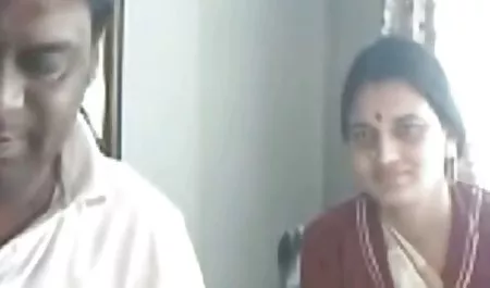 उसे कर्ल भोजपुरी में सेक्सी फिल्म में माँ के डिक पर फ्रेंच फ्राइज़