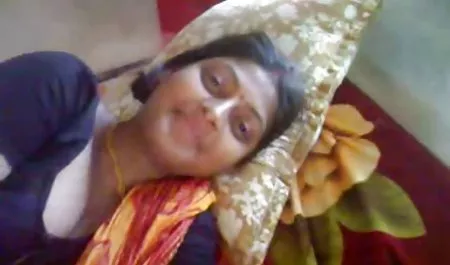 बिल्ली में डिक प्राकृतिक स्तन के साथ एक सेक्सी मूवी इंग्लिश में लड़की को लात मारी