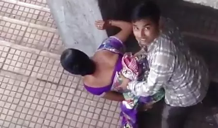 सौतेली भाई भोजपुरी में सेक्सी मूवी कैमरे पर बहन को मारता है