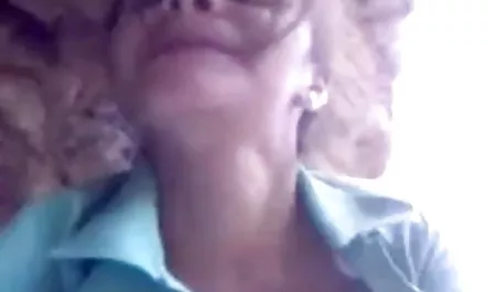 विनम्र मोबाइल फोनों के लिए लड़की अपने सेक्सी मूवी एचडी में सभी महिमा में दिखाया गया है